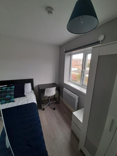 Double en-suite room - Close Jaguar Land Rover Main Photo