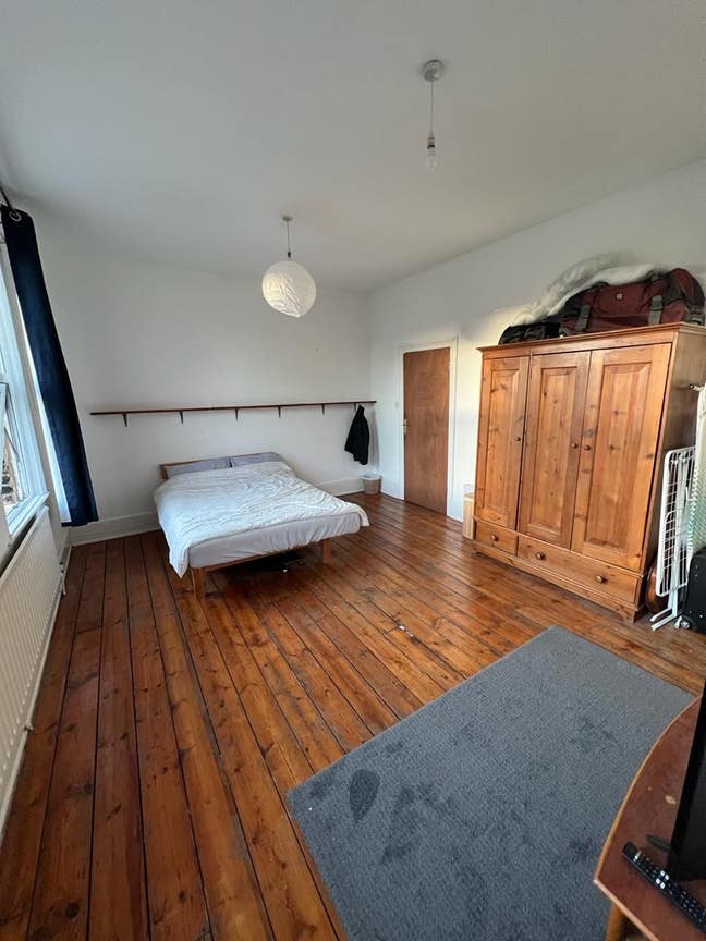 Very Large Double room in charming Victorian House Main Photo