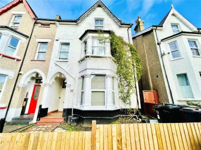 Very spacious 1/2 bed flat near East Croydon  Main Photo