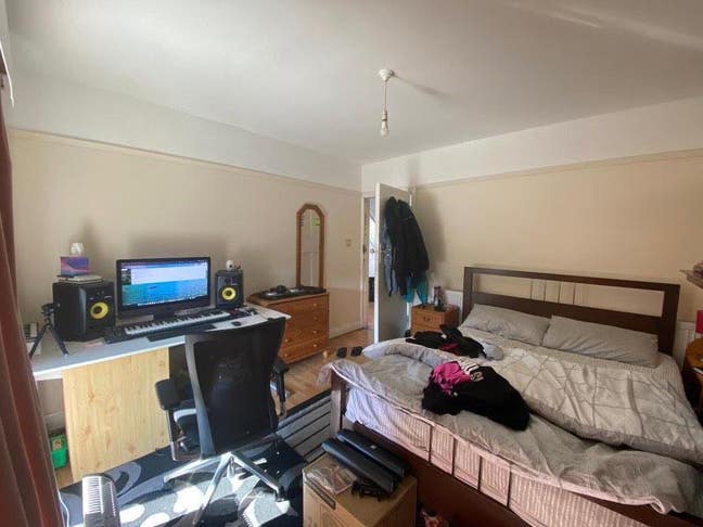 Pleasant room in safe area Main Photo