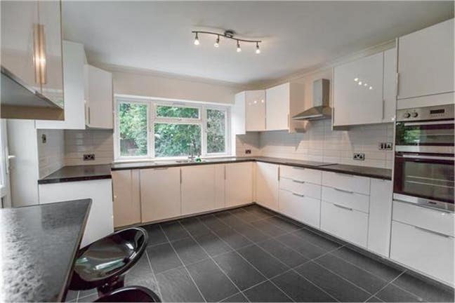 Large Double Room with Parking and Garden Main Photo