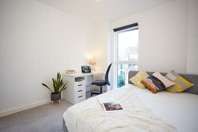 Luxury en-suite master bedroom in city center Main Photo