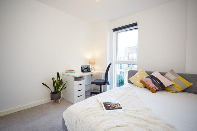 Luxury en-suite master bedroom in city center Main Photo