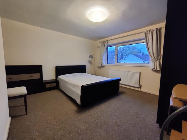 Extra Large Double room in Three Bridges Main Photo
