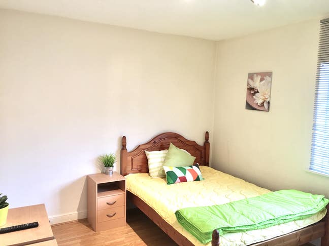 Large Room in 3 Bed House 4 Oct £550/M Main Photo