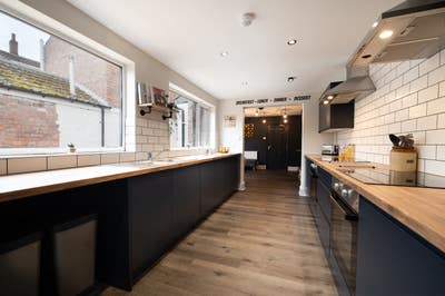 Ensuite room - Available NOW Main Photo