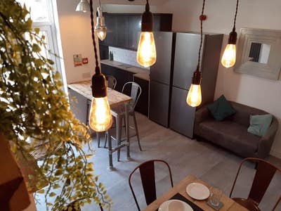 1 room in modern house (shared bathroom) Main Photo