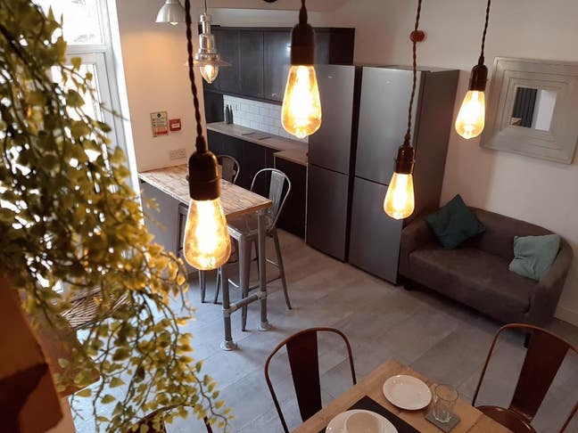 1 room in modern house (shared bathroom) Main Photo