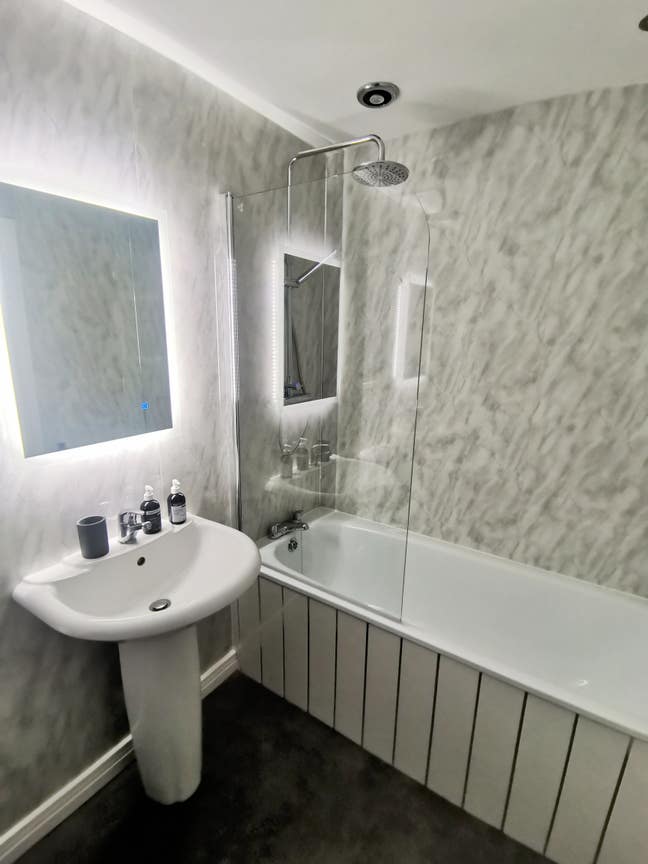 Ensuite bedroom in waterside - professionals only  Main Photo