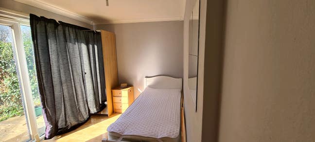 Room in a shared house Main Photo