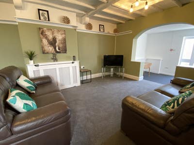 Two lovely, recently refurbished rooms available Main Photo