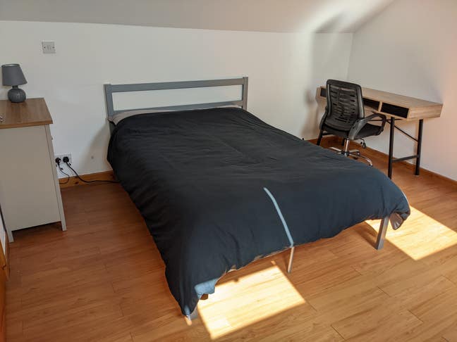 Double room, en-suite, walk-in wardrobe furnished Main Photo