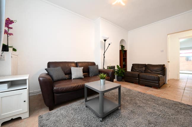 Entire house 2 bed, 2bath near underground station Main Photo