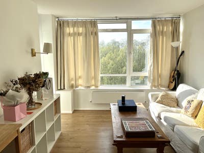 Stunning room in spacious bright house with views  Main Photo