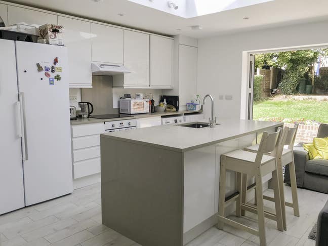 Ultimate Comfort in Salfords!   Bills included! Main Photo