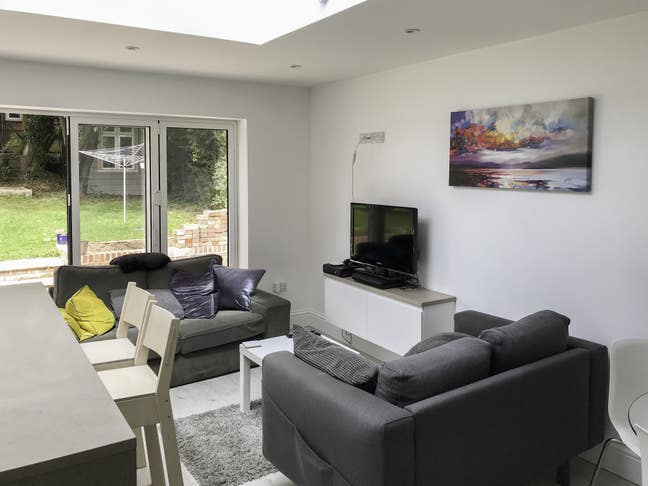 Ultimate Comfort in Salfords!   Bills included! Main Photo