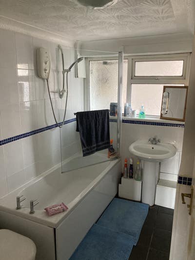 Quiet room to let. Close to Harbour/Granby etc Main Photo