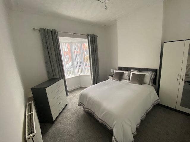 Large Double room all bills included near town  Main Photo