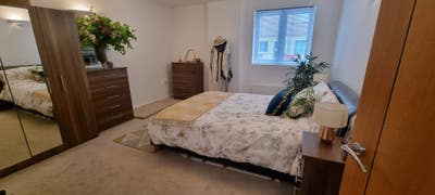 Large refurbished double bedroom, along the river Main Photo