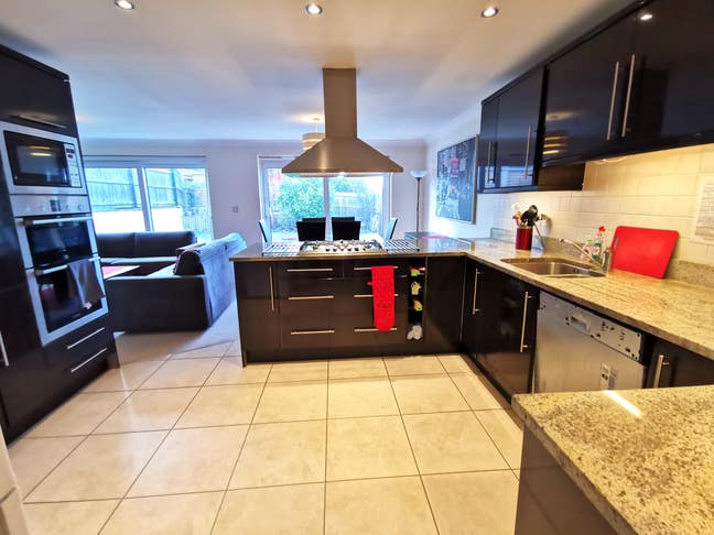 Big Double Room in a modern tidy quiet house Main Photo