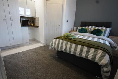 Refurbished Large En-Suite Room Main Photo