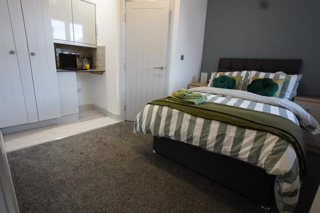 Refurbished Large En-Suite Room Main Photo