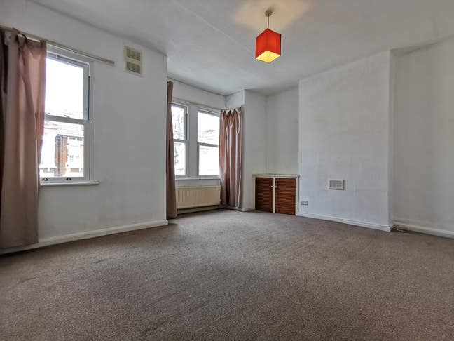 Spacious One Bed Flat, Charteris Road, NW6 1EX     Main Photo