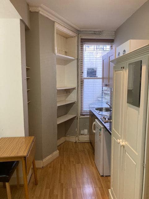 Single bedsit available in West Kensington Main Photo