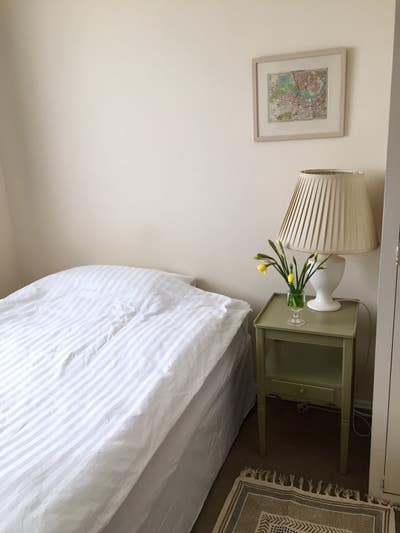 ***1 or 2 Nights MIdweek Only*** Lovely bedroom  Main Photo