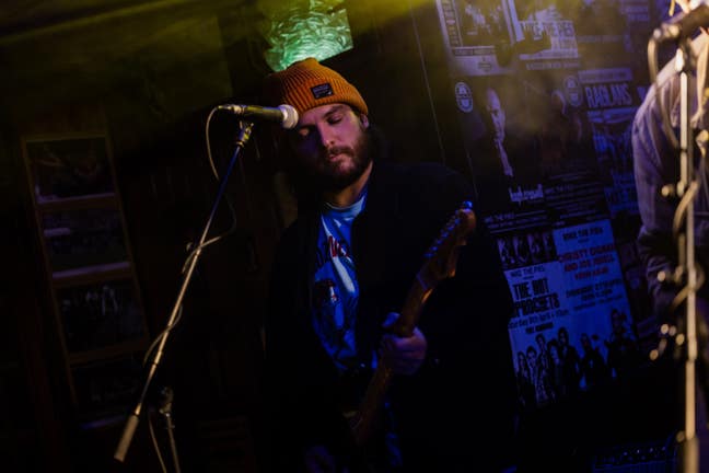 31 y/o creative looking for room. Main Photo