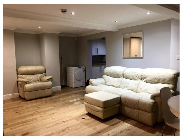 A luxurious newly refurbished one bed flat Main Photo