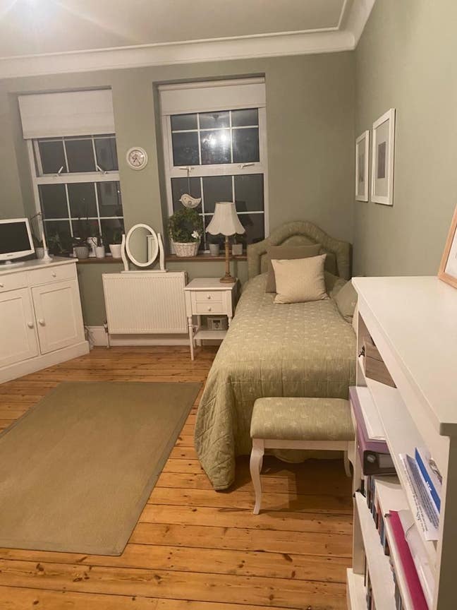 A bright, well furnished double room  Main Photo