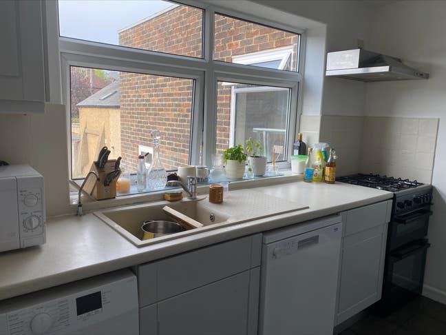 Double room with parking in central Farnham Main Photo