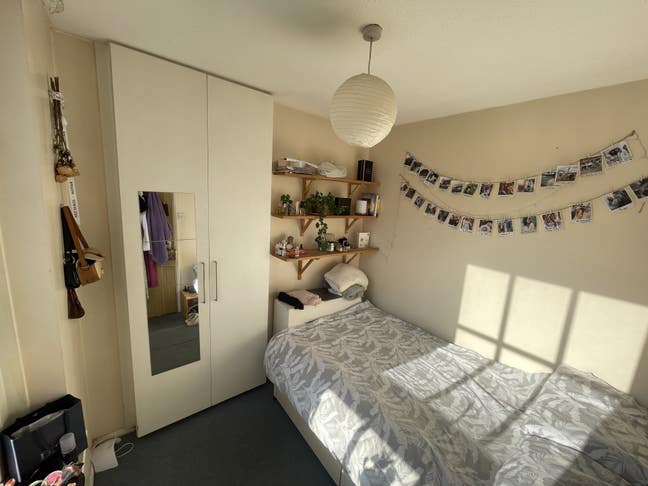 Pretty Single Room w/ Double Bed & Good Storage  Main Photo