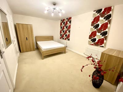 A spatial double ensuite room near train station Main Photo