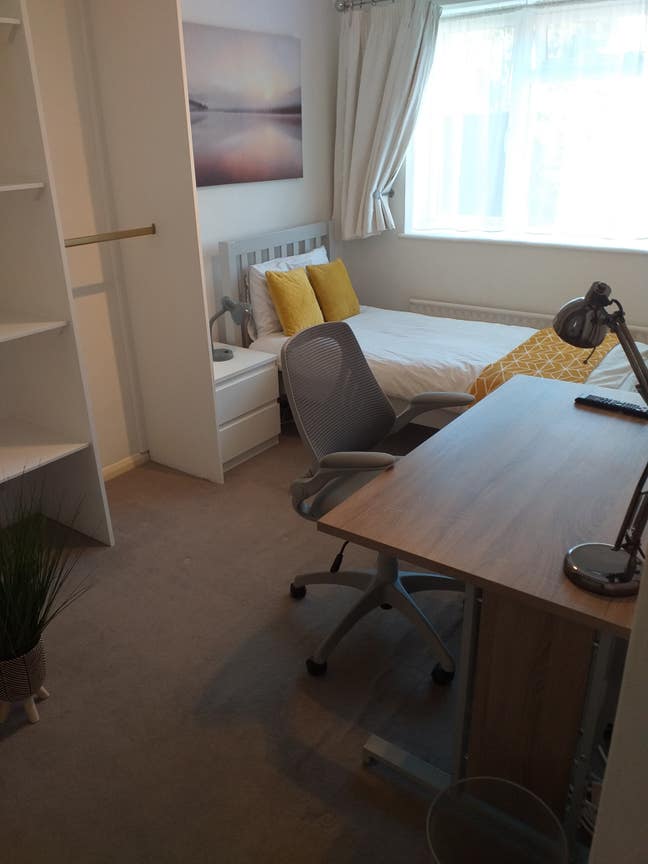 Large Room, only 5 minutes from Town Centre Main Photo