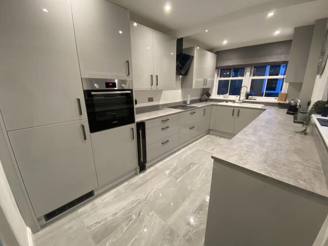 Double Room with walk in wardrobe space(own floor) Main Photo