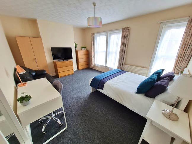 Large Double Room Southampton Centre - SO15 Main Photo
