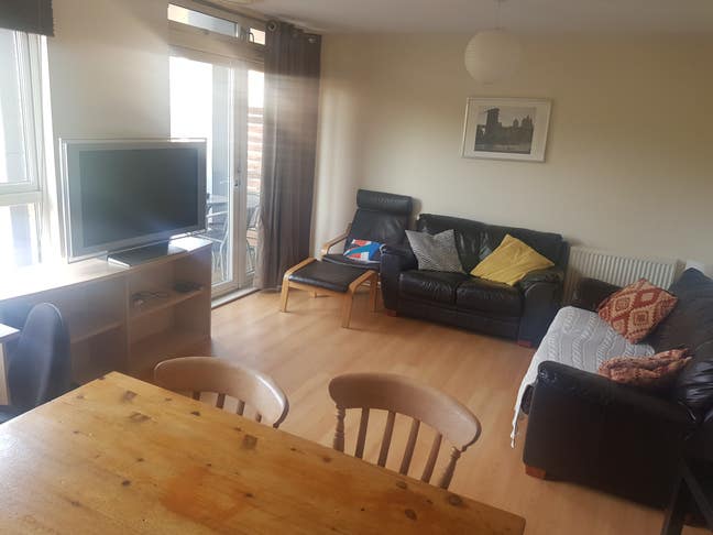 1 b/room in 2 b/room flat w/balcony in New Gorbals Main Photo