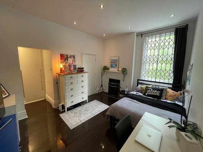Modern Large En  double bedroom in sort-after area Main Photo