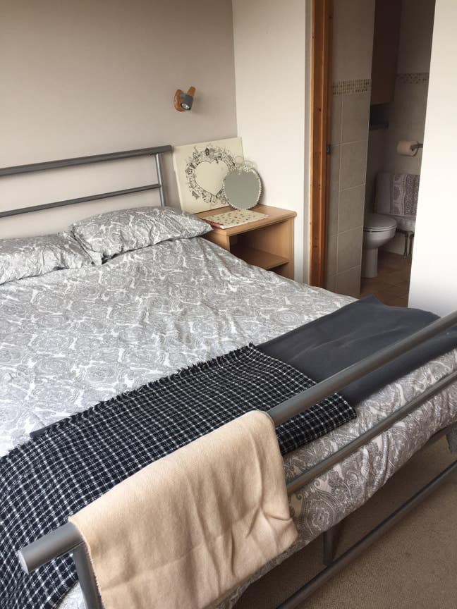 Double bedroom with en-suite in cute cottage Main Photo
