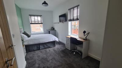 Large ensuite rooms - parking available  Main Photo