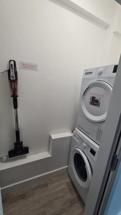 Large ensuite rooms - parking available  Main Photo