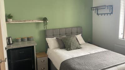 Large ensuite rooms - parking available  Main Photo