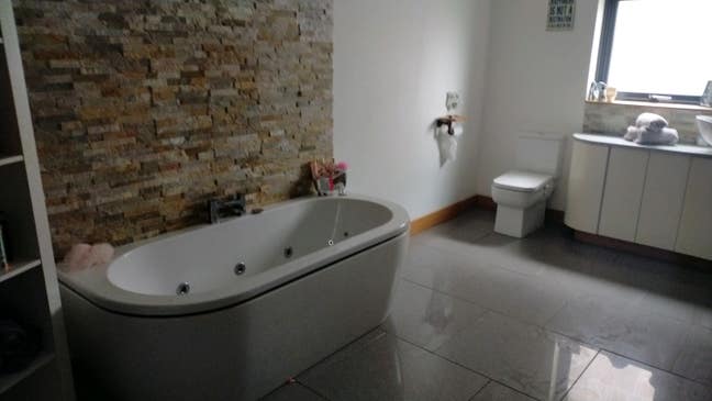 Spare room in lux 5 bed home available today Main Photo