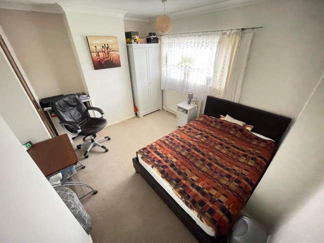 Spacious room to let (Two Gates) Main Photo