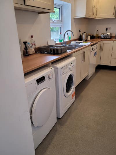 Renovated spacious  rooms Main Photo