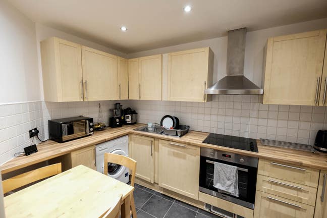 Double room available in a modern gf apartment  Main Photo