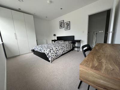 Bright big double room   NO COUPLES Main Photo