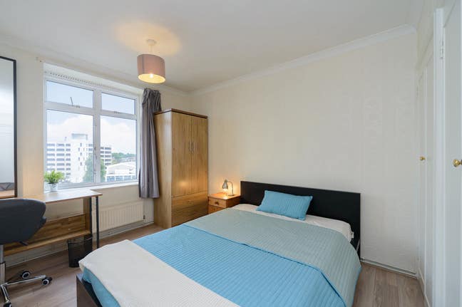 Large doulbe room-Bills Included-Brentford TW8 Main Photo